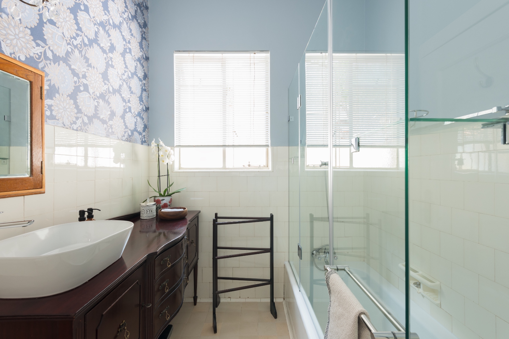 En-suite bathroom with vintage double vanity